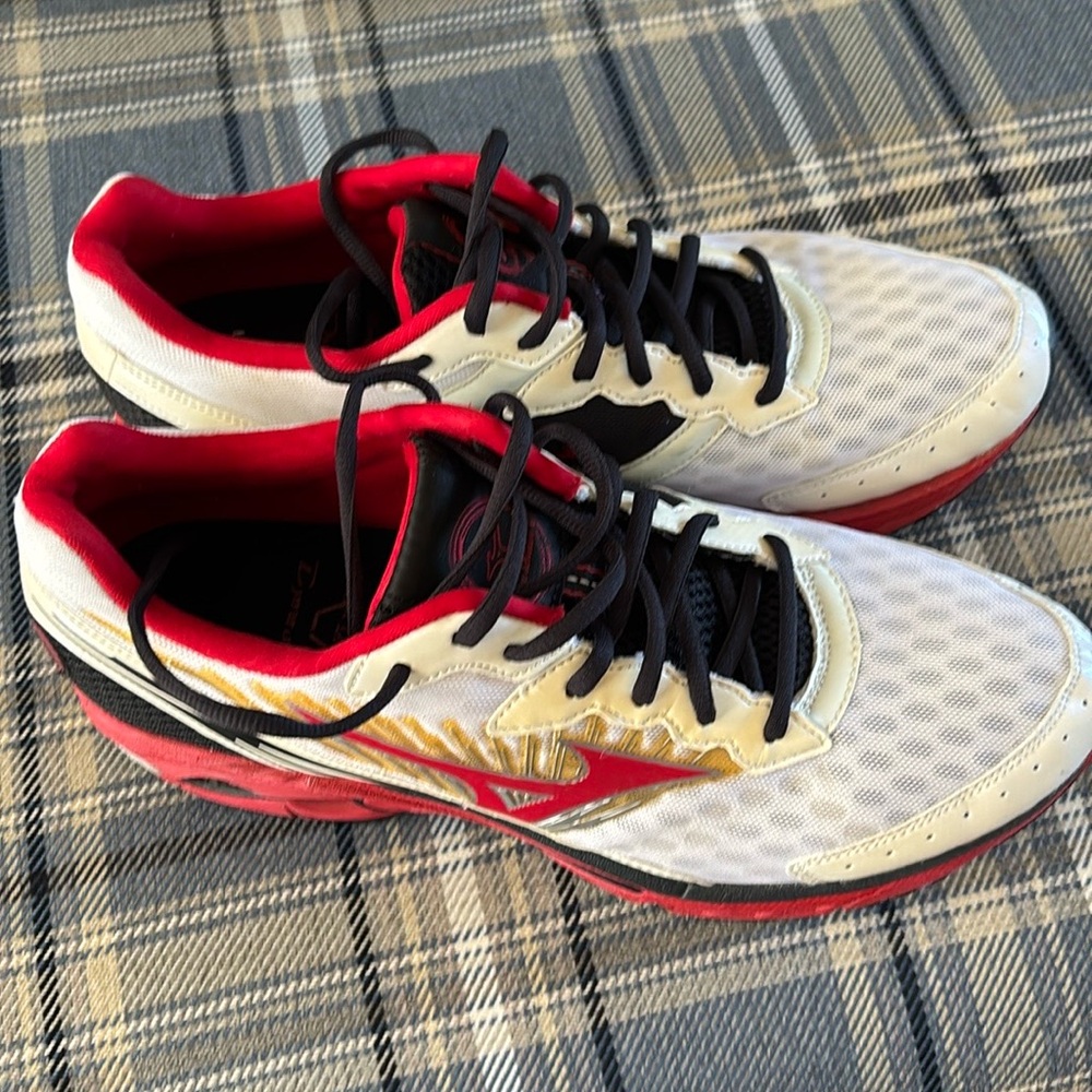Men's Mizuno Wave Rider size 10.5 great condition lots of tread left on shoe